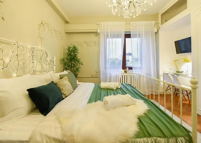 Cozy Overlooking The Old Town Bucarest